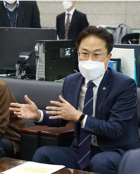 김정우 조달청장이 2일 정부대전청사 브리핑룸에서 출입기자단을 대상으로 취임 1주년 간담회를 진행하고 있다.